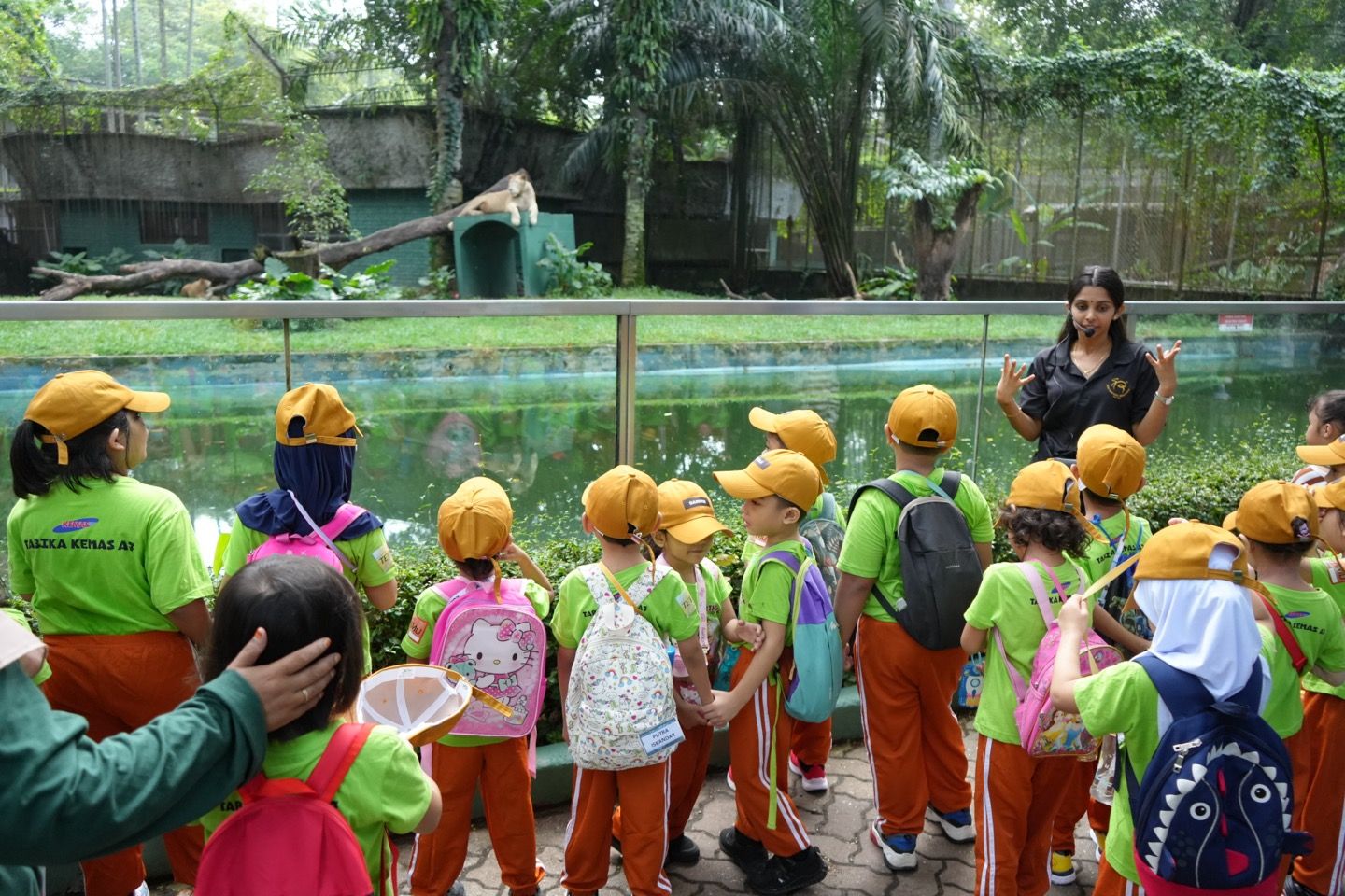 Students on a guided tour at Zoo Negara
