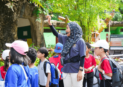 Students learning at zoo